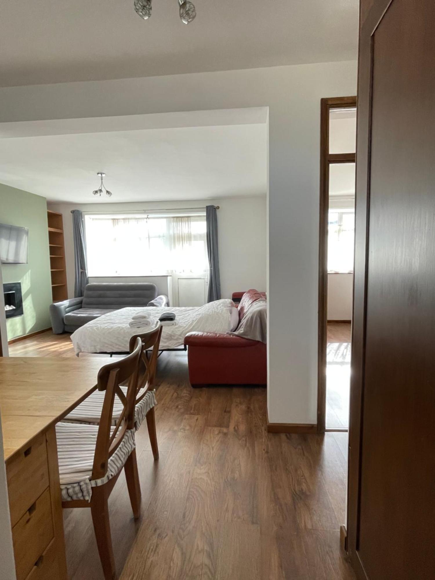 2 Bedrooms 2 Stations Лондон Екстер'єр фото