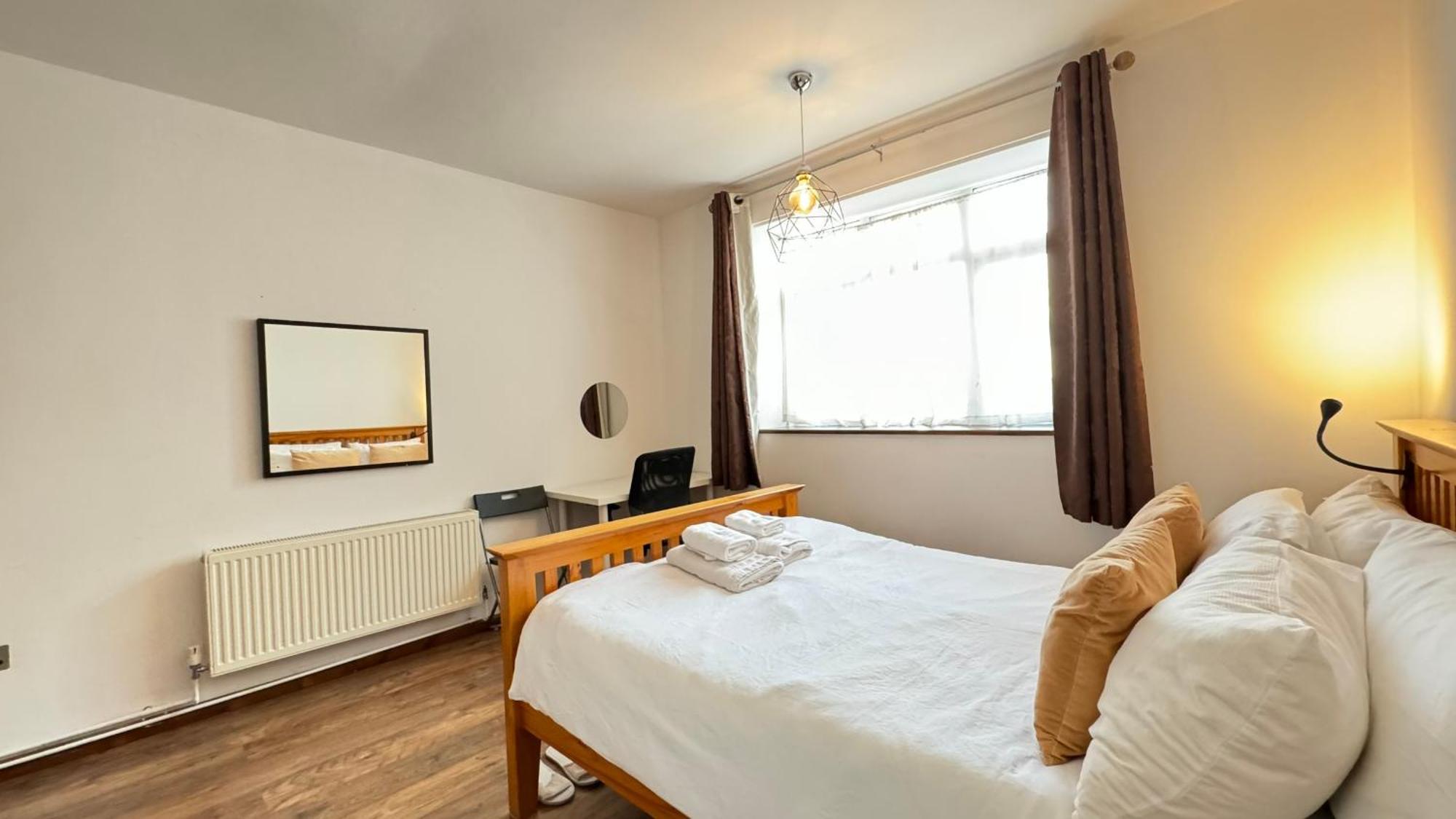 2 Bedrooms 2 Stations Лондон Екстер'єр фото